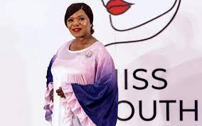 SeanGoss26's tweet photo. Nobody talks/tweets about how @ThuliMadonsela3
 arrogance and twanging got us into stage6 loadshedding  mess!The late Dr Ngubane and Molefe did hint she will lead us into darkness! She one of Rob Hersov's favs though.. https://t.co/6LVPFERyUv