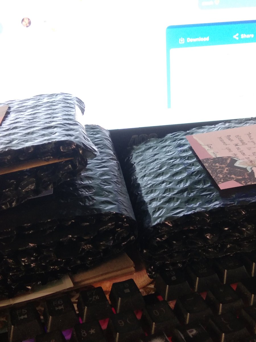 GreenCarteu's tweet photo. 📦📦 other keychains and pocas/polas thank you uli sm!!! 💚💚 https://t.co/BAsqaaZNEo