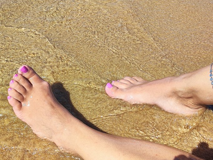 Ultima giornata di mare...ci vorrebbe un po' di compagnia 💋️👣️😋️😈️ #piedini #piedi #piantedeipiedi #piedinudi<a href="/tag/nails"class="tags"><span>#nails</span></a><a href="/tag/feet"class="tags"><span>#feet</span></a><a href="/tag/fetish"class="tags"><span>#fetish</span></a><a href="/tag/feetlovers"class="tags"><span>#feetlovers</span></a><a href="/tag/piedi"class="tags"><span>#piedi</span></a><a href="/tag/piedini"class="tags"><span>#piedini</span></a>