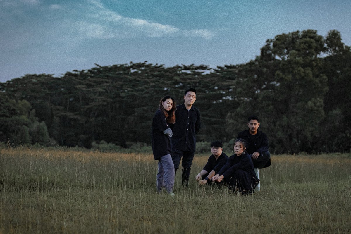 Listen to ‘fluorescent’ - the shimmering debut single from up-and-coming shoegaze outfit motifs. Blending hazy vocals and reverb-drenched guitars, ‘fluorescent’ reflects wistfully on change and moving on.

Listen to the ‘fluorescent’: orcd.co/motifs-fluores…

#shoegaze #dreampop