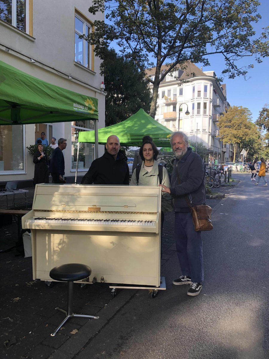 Was man aus Parkplätzen machen kann, wollten wir gestern beim #ParkingDay zeigen: 6 Parkplätze auf der Ackerstraße in #Flingern wurden zur Konzertbühne, zum Cáfe, zum Ping-Pong-Platz. Auch die <a href="/WDRLokalzeit/">WDR Lokalzeit</a> war da. Und es wurde viel diskutiert - nicht nur über #Verkehrspolitik.