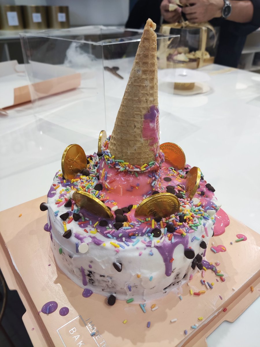 chiibitsu's tweet photo. My 3-year old daughter, @TashaAmelie, made this! 🍰

Special thanks to @erc721b
for the invite. And thanks for the awesome experience, Bakebe. 

Check them out at https://t.co/9epJFXOvs6.
#cobaking #bakebe @dessertmuseumPH @ConradHotels https://t.co/lyw0CYoTM8