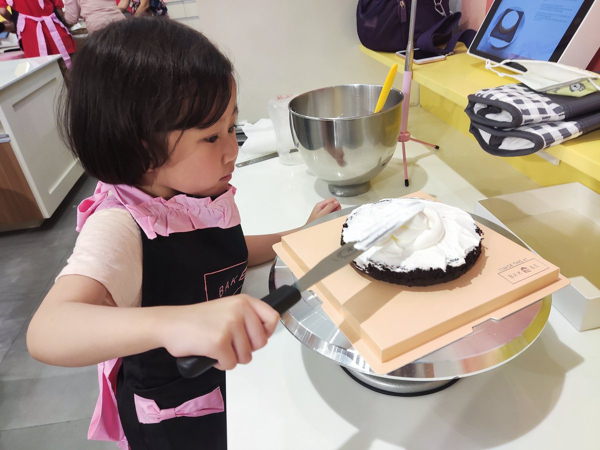 chiibitsu's tweet photo. My 3-year old daughter, @TashaAmelie, made this! 🍰

Special thanks to @erc721b
for the invite. And thanks for the awesome experience, Bakebe. 

Check them out at https://t.co/9epJFXOvs6.
#cobaking #bakebe @dessertmuseumPH @ConradHotels https://t.co/lyw0CYoTM8