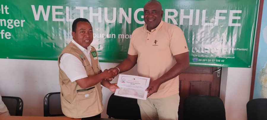 This work recently was awarded by the Ministry of Fisheries and Blue Economy in Farafangana: General Secretary Tilahy Désiré handed over a certificate of recognition to @WhhMadagascar's head of project Guy Mamy. 👏