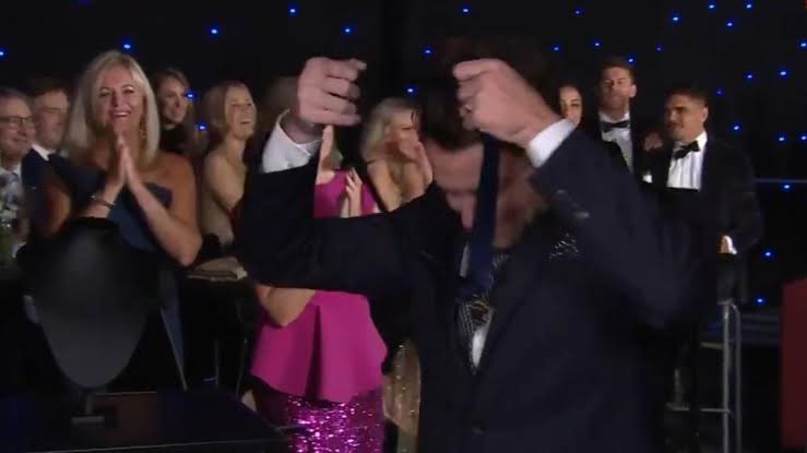 dazzwelch's tweet photo. Never forget….. sometimes you just gotta do it yourself #BrownlowMedal https://t.co/fxxRPLjeVY