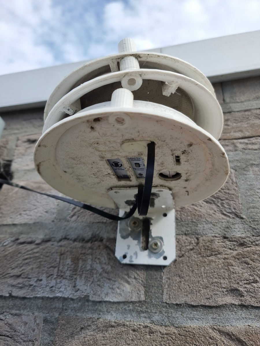 ViaduKaduk's tweet photo. Klein sensor onderhoud  vandaag n° 07 en 12. Meten is weten! https://t.co/XguH30yVQB