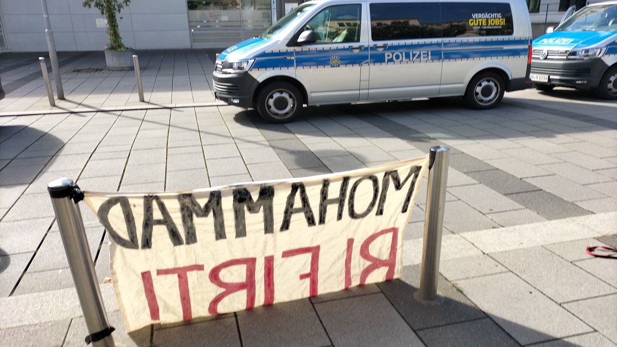 antifakoalala's tweet photo. Wir benötigen dringend weiterhin solidarische Menschen vor dem Uniklinikum Leipzig!
Hier droht derzeit die Verlegung nach Dresden!
#MohammadBleibt #le1809 #dd1809 https://t.co/O7ZJJUyXCo