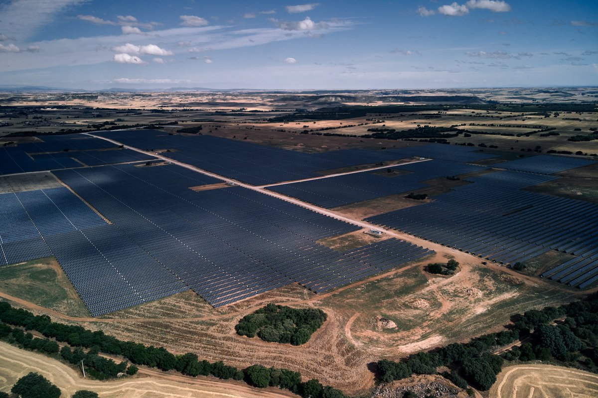 CastanonAlvarez's tweet photo. @UNEFotovoltaica #photovoltaica2022
Comenzamos presentando la planta Revilla-Vallejera (1) https://t.co/aHDx5dX8A3