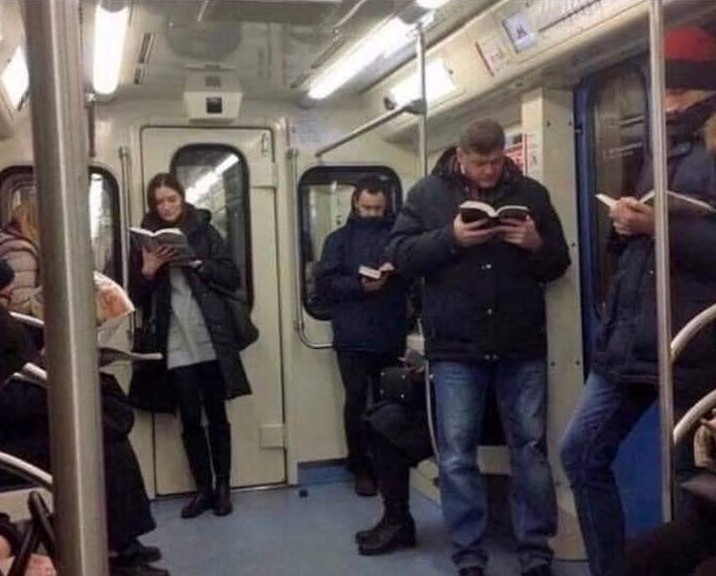 Os proponemos el reto de construir un hilo colectivo con las fotografías que subáis sobre personas leyendo en espacios públicos, por supuesto en el transporte público también. Reivindiquemos el gesto de leer en público como una forma de enriquecer la vida.