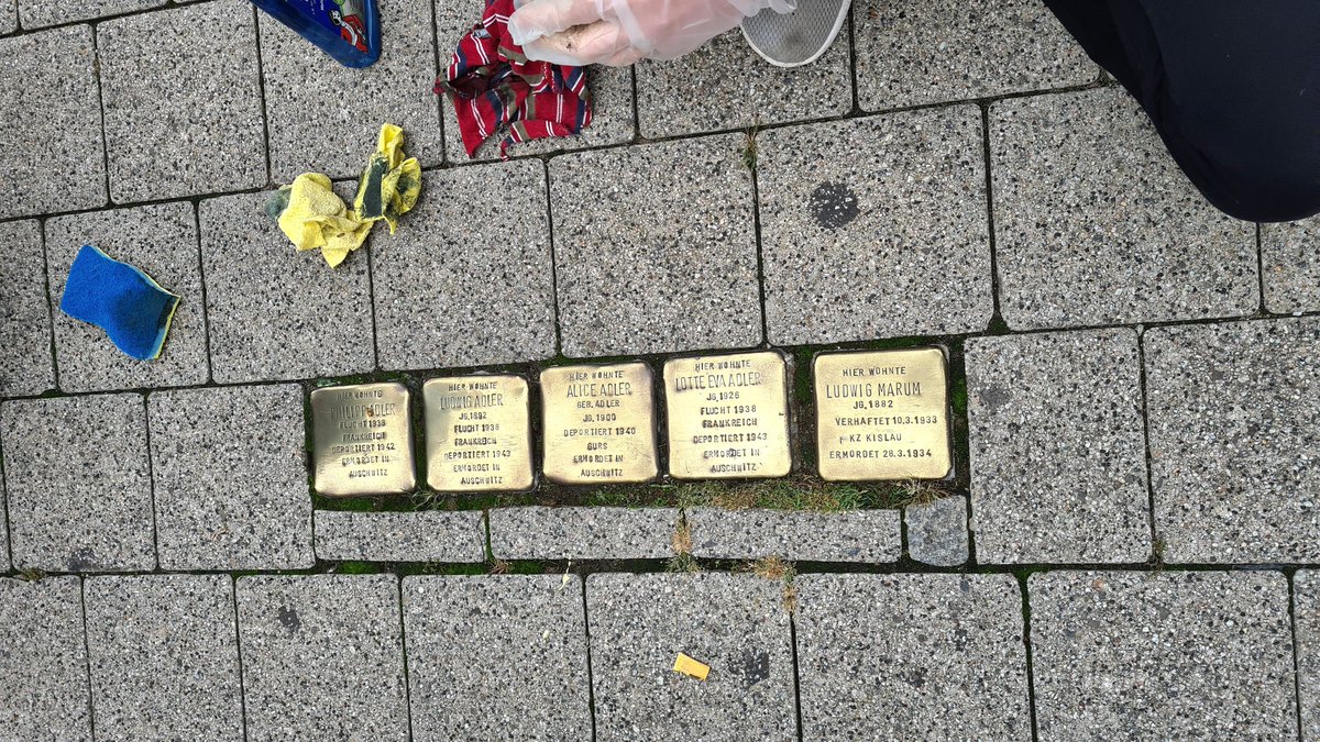 FurGedenken's tweet photo. Der #Förderverein für #Jüdisches #Gedenken #Frankenthal beteiligte sich gestern an der Aktion #WirschaffenWas der #Metropolregion Rhein - Neckar.
Mit 20 Freiwilligen reinigten wir 103 #Stolpersteine in der Innenstadt von Frankenthal. OB Hebich brachte ein süßes Dankeschön vorbei https://t.co/fTYcUzEgmb