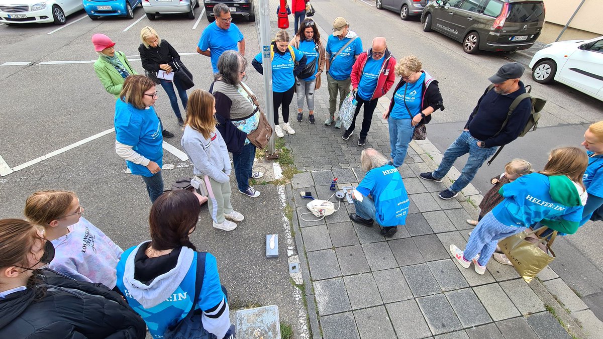 FurGedenken's tweet photo. Der #Förderverein für #Jüdisches #Gedenken #Frankenthal beteiligte sich gestern an der Aktion #WirschaffenWas der #Metropolregion Rhein - Neckar.
Mit 20 Freiwilligen reinigten wir 103 #Stolpersteine in der Innenstadt von Frankenthal. OB Hebich brachte ein süßes Dankeschön vorbei https://t.co/fTYcUzEgmb