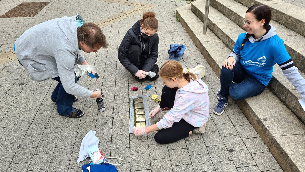 FurGedenken's tweet photo. Der #Förderverein für #Jüdisches #Gedenken #Frankenthal beteiligte sich gestern an der Aktion #WirschaffenWas der #Metropolregion Rhein - Neckar.
Mit 20 Freiwilligen reinigten wir 103 #Stolpersteine in der Innenstadt von Frankenthal. OB Hebich brachte ein süßes Dankeschön vorbei https://t.co/fTYcUzEgmb