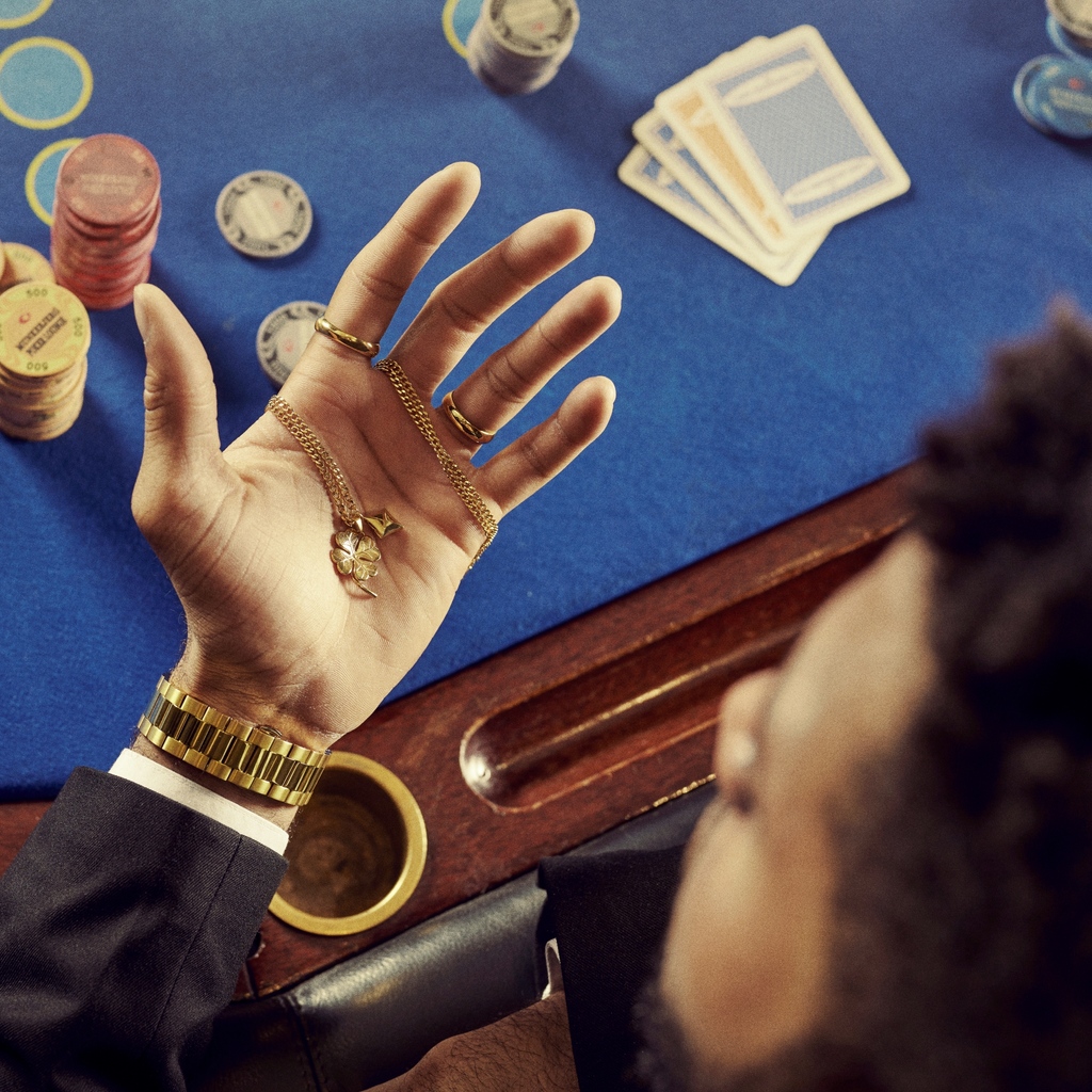 What's better than a four-leaf clover?
A four-leaf clover and diamond necklace paired with a horseshoe signet ring with a lucky number 7 on it 😉

Shop it here: trnd.hm/4-leaf-clover-…