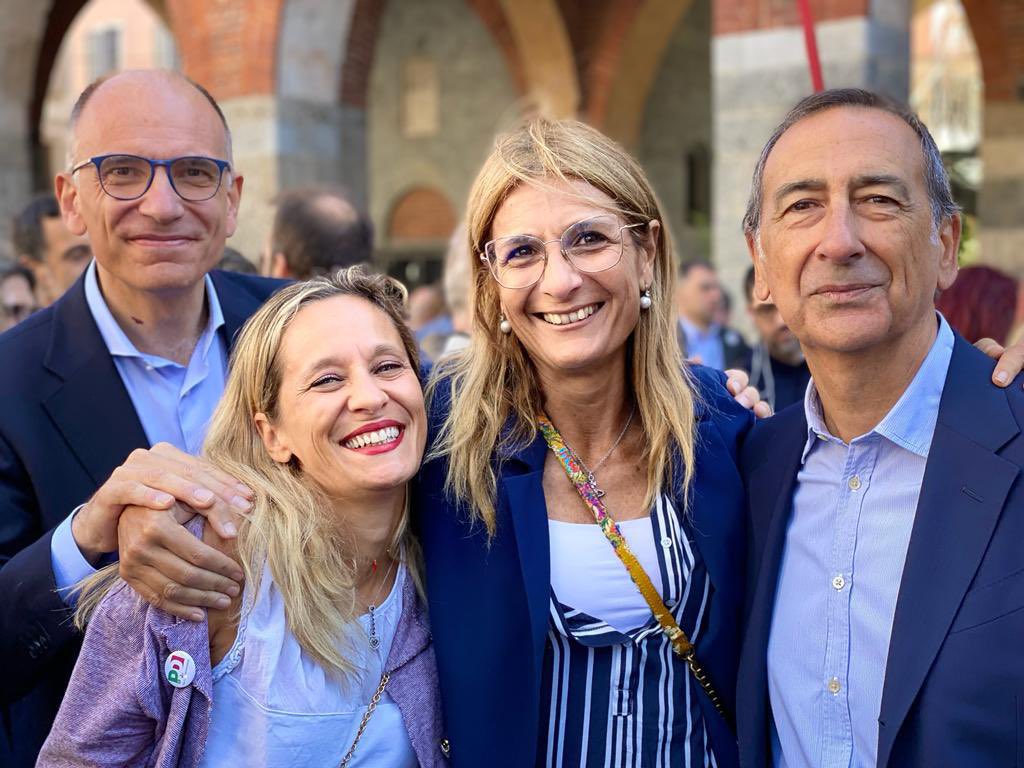 SimonaMalpezzi's tweet photo. A Monza con @EnricoLetta @BeppeSala e i nostri bravi amministratori, in una piazza piena di entusiasmo, felice di sostenere Federica Perelli candidata nell’uninominale al Senato contro Berlusconi. Coraggio e tenacia. #scegli #25settembreVotoPd https://t.co/q5IKevD8Pi