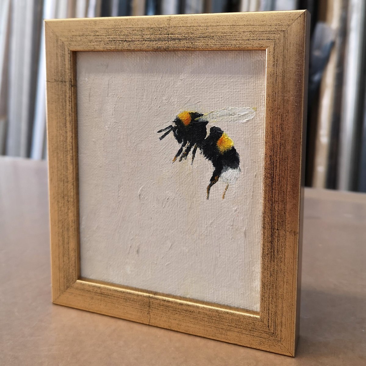 UniqueArtsUK's tweet photo. This sweet bumble bee painting was a pleasure to frame, espically with a lovely gold frame.
#bumblebee #fineartframes #brightonframing #brighton #shopsmall #trustedframers #bespokeframe https://t.co/HtTzW3Vyaz