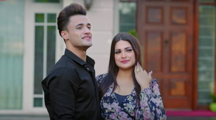 TeamHimanshi's tweet photo. Congratulations to the whole team of song #kallaSohnaNai for completing 200M views . This beautiful songs has been ruling the charts &amp; hearts of people since it's release.
•• KALLA SOHNA NAI HITS 200M •• 
Keep showering love .
#himanshikhurana 
#Asimriaz #Nehakakkar https://t.co/eZTtShajDD