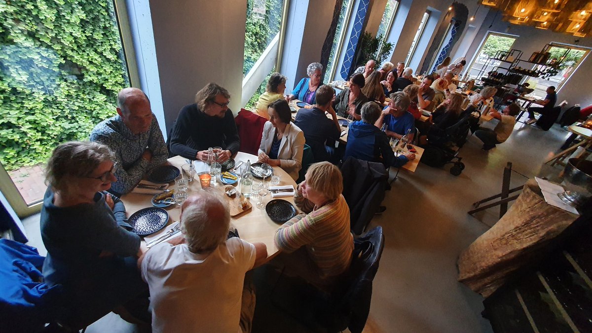 govertschilling's tweet photo. gisterenmiddag en -avond uitgebreid bijgekletst/gegeten/gedronken bij @KafevanZanten en bij restaurant https://t.co/c7kigoZQjR in 033, met een kleine 30 zzp-collega's uit heel NL, maar ook uit canada, gran canaria en engeland 🙂. ouderwets gezellige #deining-IRL. #mailgroep https://t.co/1A9zFmPq5B