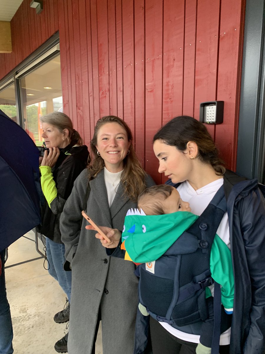 Regenachtige heropening atletiekbaan Amaliapark door wethouder ⁦<a href="/EvaOosters/">Eva Oosters</a>⁩. Nu met mooie ontmoetingsruimte en beachvolleybalveld