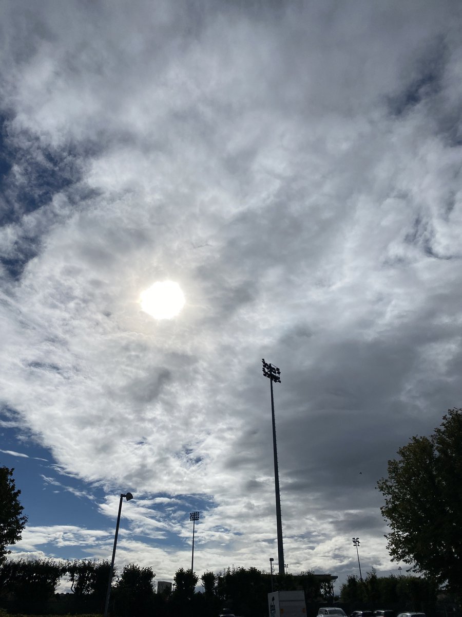 missmunter's tweet photo. Efter regnskylle kommer sol. Og en #U19div kamp i #mitroskilde ⚽️💙🤍 https://t.co/eA0f3Q2sEr