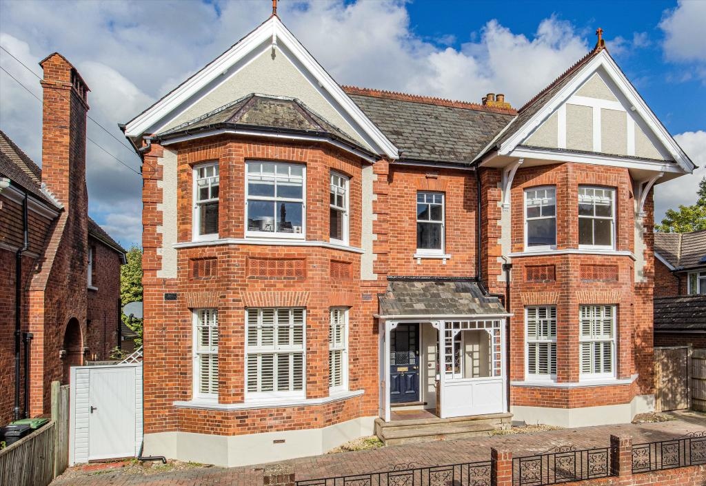 MyMoveTracker's tweet photo. 🛏️ 5 bedrooms
💷 £1,750,000
📌 Earls Rd, Tunbridge Wells, Kent, TN4
🔑Marketed by @knightfrank
.
.
.
.
The property is situated on Earls Road, within a desirable and highly sought-after residential neighbourhood in Tunbridge Wells. #buying #forsale ⁠#finance #home https://t.co/IqM3SzVoPE