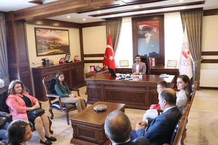 KemalpasaMem's tweet photo. İlköğretim Haftası etkinlikleri kapsamında Kaymakamımız Mesut Coşkun' un daveti üzerine, İlçe Milli Eğitim Müdürümüz Adem Cengiz, beraberindeki öğrenci ve öğretmenlerimizle kendilerini ziyaret ettiler.

@AdemCENGIZ08 @FahriAcar08 @YilmazDoruk29 @fehmirasimcelik @KemalpasaArtvin https://t.co/rTiPNKhO4R