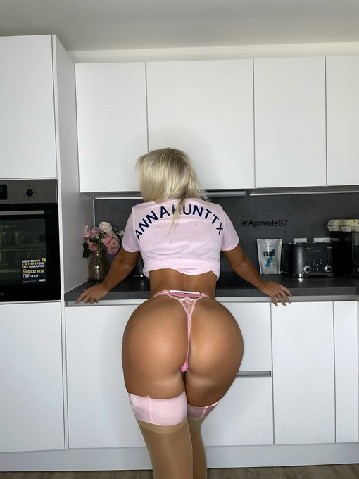 2 pic. Fuck me over the kitchen counter at half time? https://t.co/hEXMZPNO7Q
