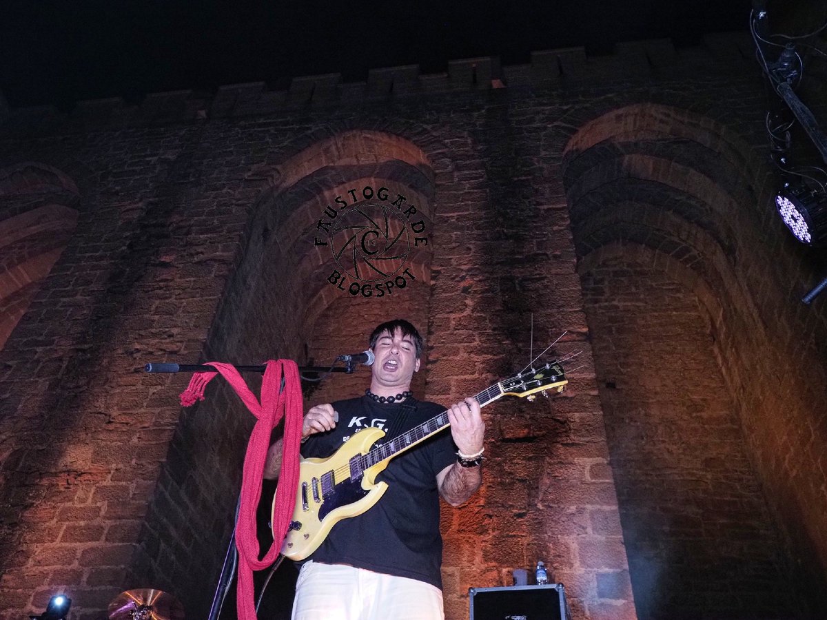 faustogardeblog's tweet photo. Hoy ha sido una gran noche al volver a ver a K.G.I. en el escenario tras haberse ausentado de ellos 20 años.
Parece no hubiesen pasado esos años,han tocado genial.
#kgi #punk #olite #Erriberri #navarra #nafarroa
#concierto #directo #castillo #marcoincomparable
#olympus #omd #em1x https://t.co/SXNXwNAQdd