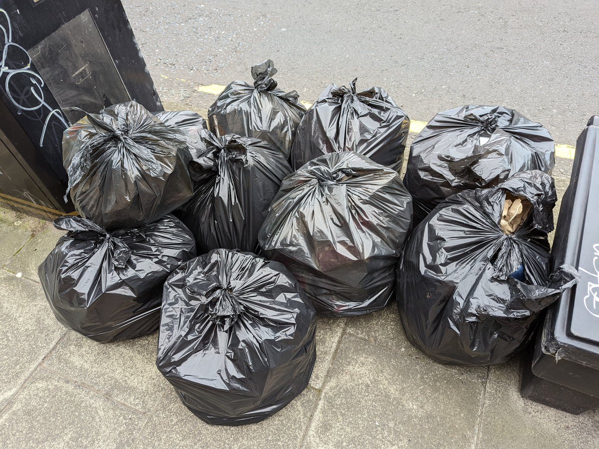 LowHeatonCA's tweet photo. Thanks to all those who turned out, fantastic effort in just over an hour.

13 bags of #litter collected.

See you on the next one. https://t.co/U0bVzLPWDi