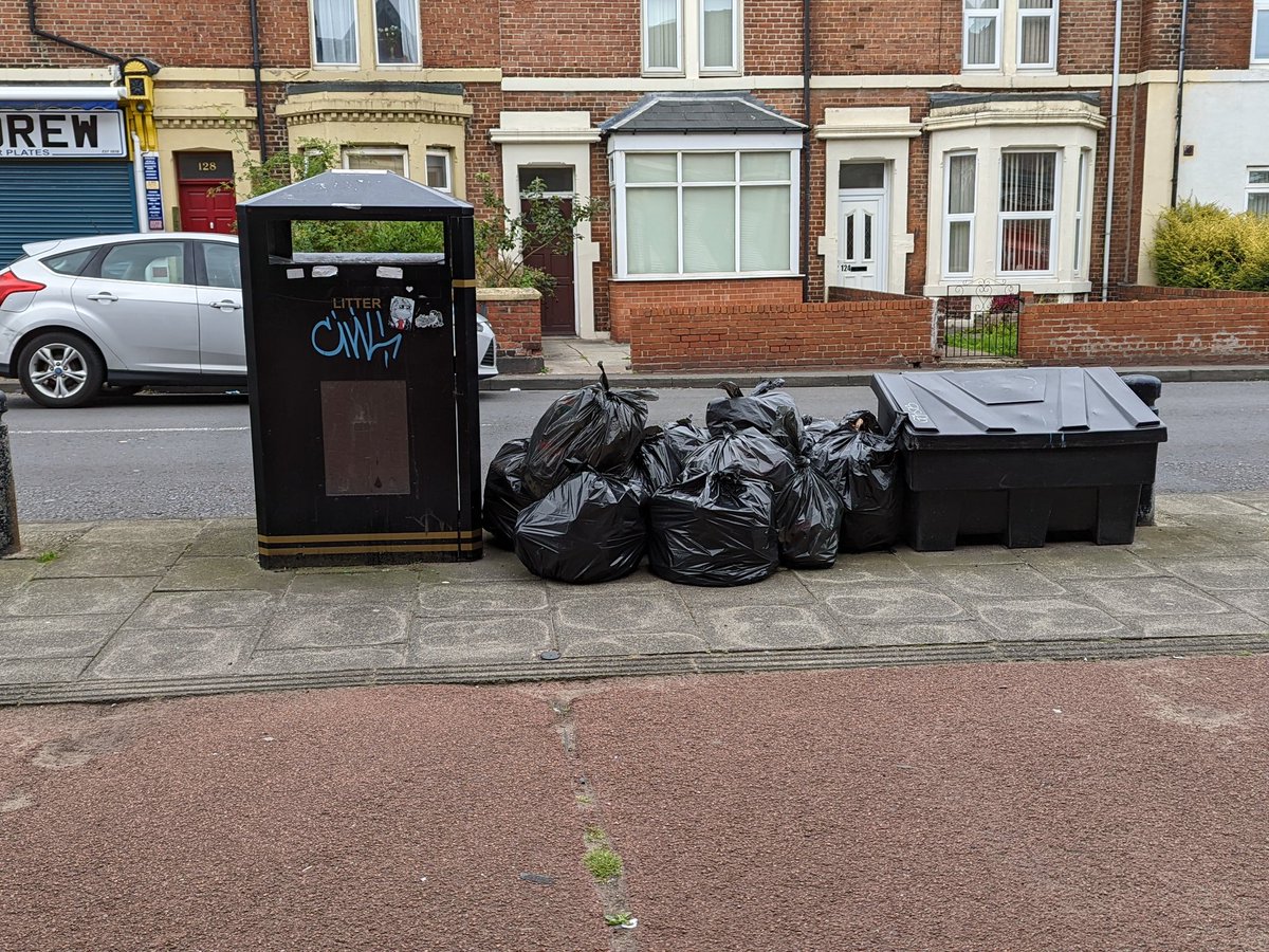 LowHeatonCA's tweet photo. Thanks to all those who turned out, fantastic effort in just over an hour.

13 bags of #litter collected.

See you on the next one. https://t.co/U0bVzLPWDi