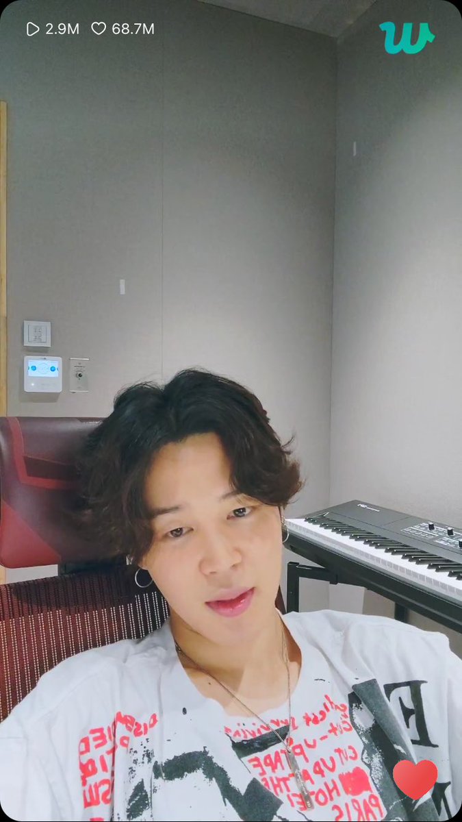 Therapeutic weverse live w/t PARK JIMIN♥️🥺
I am soo stressed out because I have my mocks within the next 10 days and his sudden live puff out of words😭🥺
P.s jiminshii showing his little friendship tattoo aswell♥️
JIMIN JIMIN