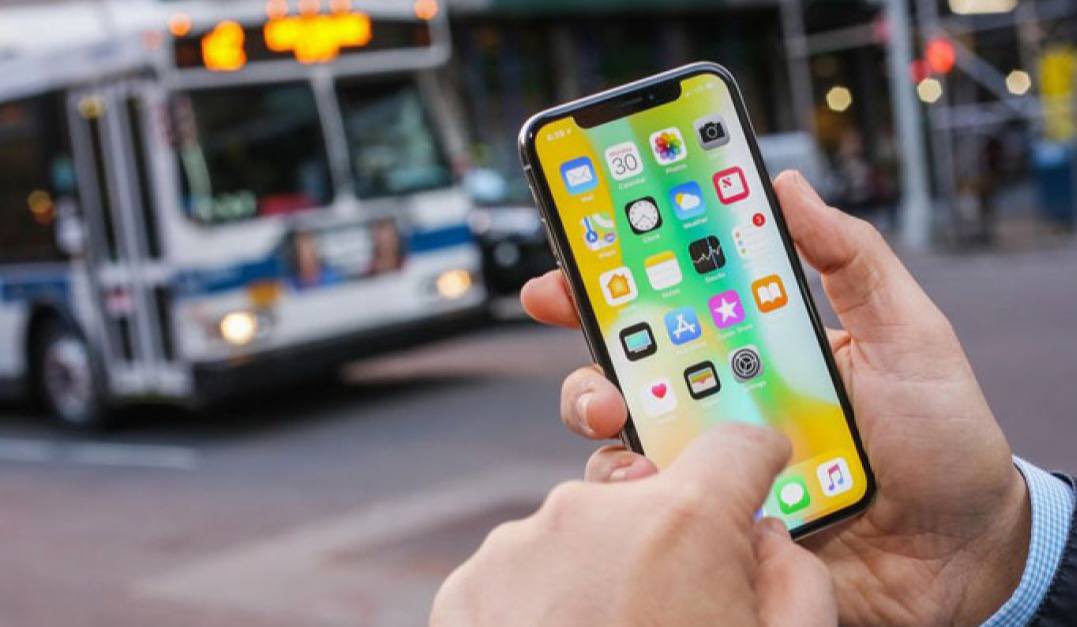 ArvyLavinch's tweet photo. According to statistics, 80% of iPhone owners take public transportation.😂😂😂, why is it like that? https://t.co/PXD4GNTjdP