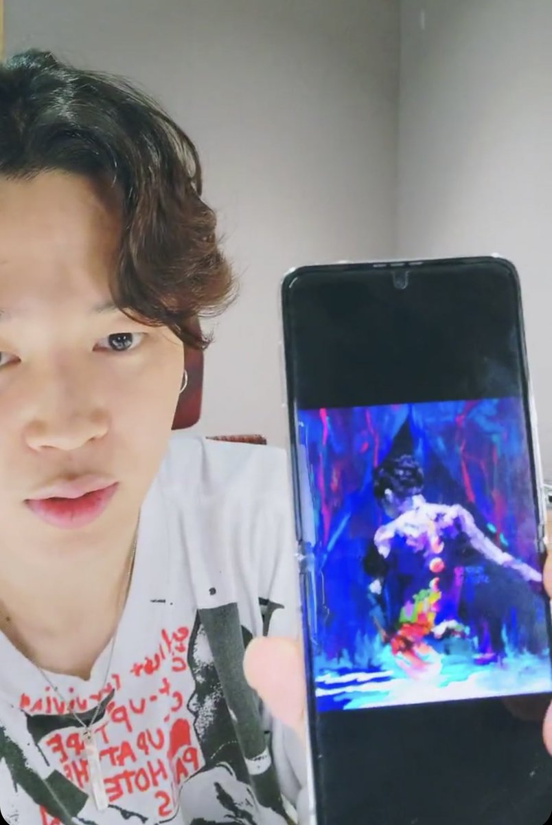 목 뒤에 달 하나 밖에 없는 타투 였는데 태평이가 팬아트 한거 보여주고 맘에 들어서 등에 5개의 달이 있대 🌕🌔🌓🌒🌙