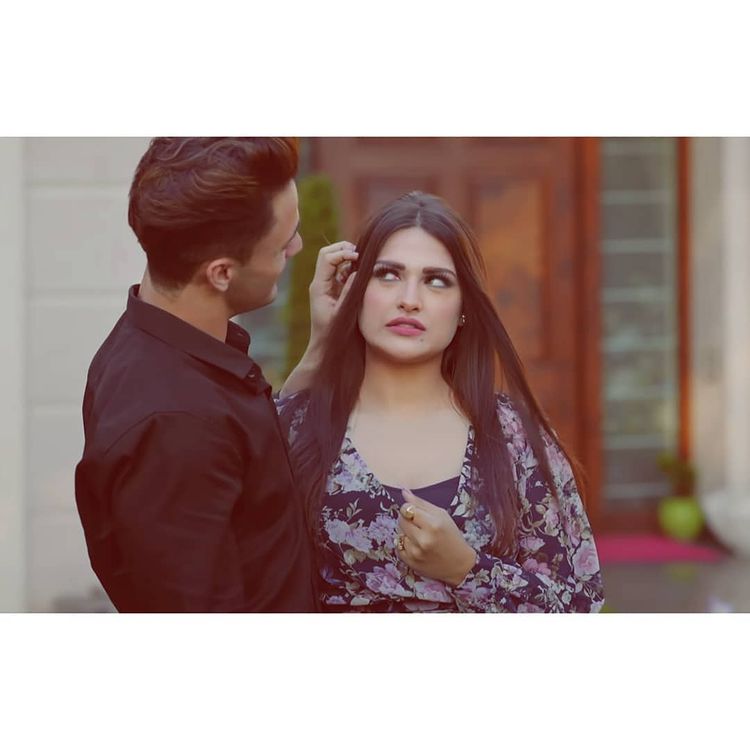 TeamHimanshi's tweet photo. ||•• Our expressions queen gracing the song with her beautiful presence ••||
||•• KALLA SOHNA NAI HITS 200M ••||
#HimanshiKhurana #KallaSohnaNai https://t.co/SFCTwxy7Q1