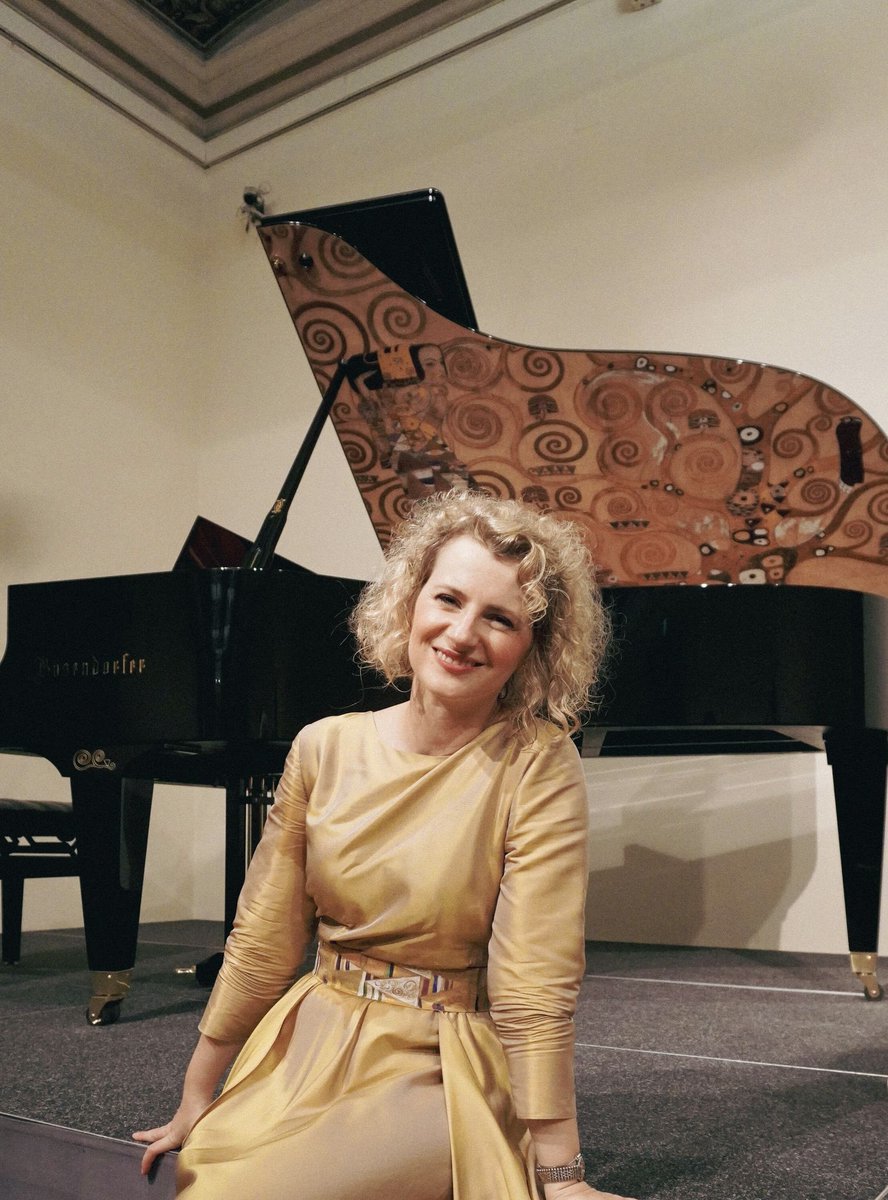 Happy ✨ @KHM_Wien #Boesendorfer limited edition Alexandra wears a creation by: @laurahincu, hand painted by @serbanbea #klimt #klimtmeetsboesendorfer #lebensbaum #bösendorfer #fashion #design #limitededition #music #new #vienna #unique @Stadt_Wien #wien