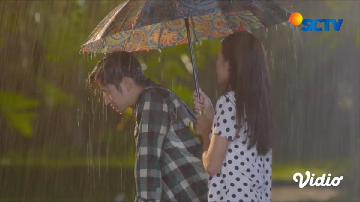 Flo_BajuRandom's tweet photo. Ya elahhhhh....ini scene hujan tuh cuma bentar tapi ngena banget tolongggg 🥺🥺🤩😍😍
Farel bener2 terpukul banget karna kenyataan statusnya di keluarga & emang cuma Alya yg bisa bikin dia tenang 🥺😍
#PenjagaHati #MiniSeri https://t.co/IF3h78hKMn
