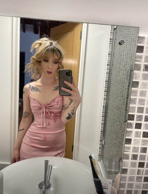 Do you think I can still wear this dress out today? https://t.co/fuisUENhIp