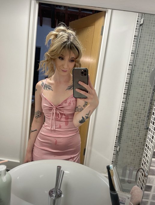 Do you think I can still wear this dress out today? https://t.co/fuisUENhIp