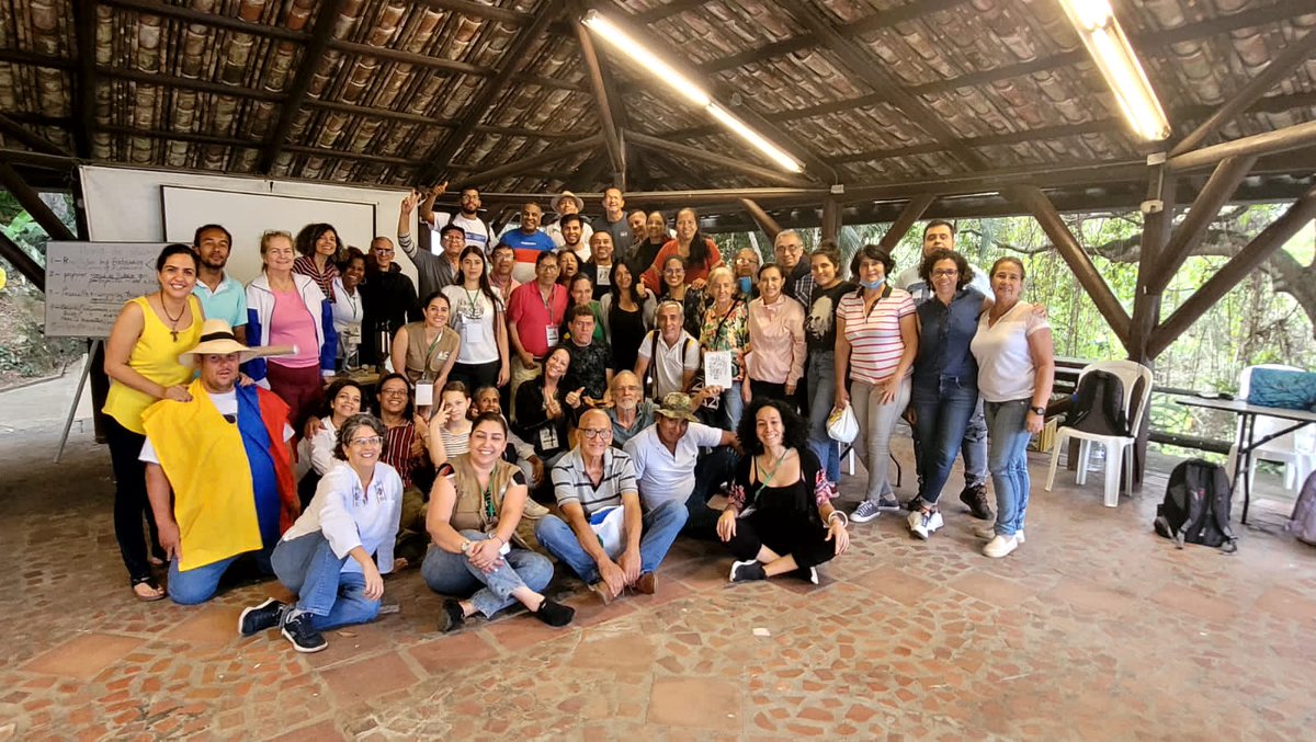 EcobarrioshhacC's tweet photo. Haciendo de EcoCoachig e Influenciador Popular, en la construcción de la red de Ecobarrios en la ciudad de Cali.
Un abrazo y gracias por la invitación al DAGMA y la Corporación Bioparque. https://t.co/Lhgo0gj9bi