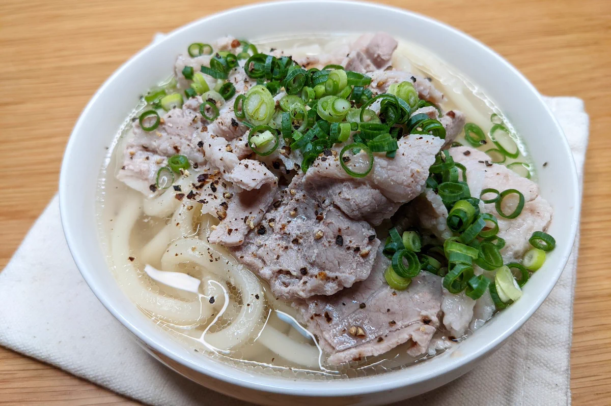 やはり冷凍うどんは最強！レンジで簡単「豚こまねぎ塩うどん」。