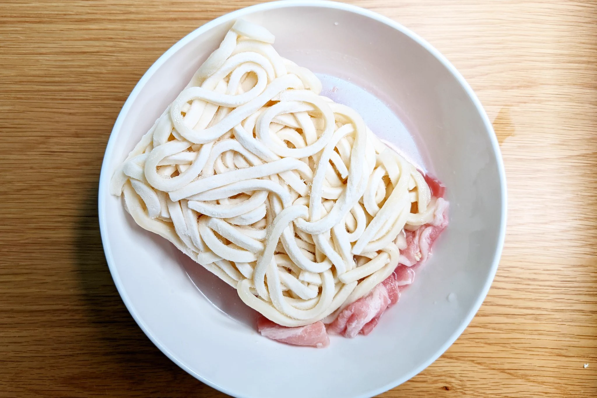 やはり冷凍うどんは最強！レンジで簡単「豚こまねぎ塩うどん」。