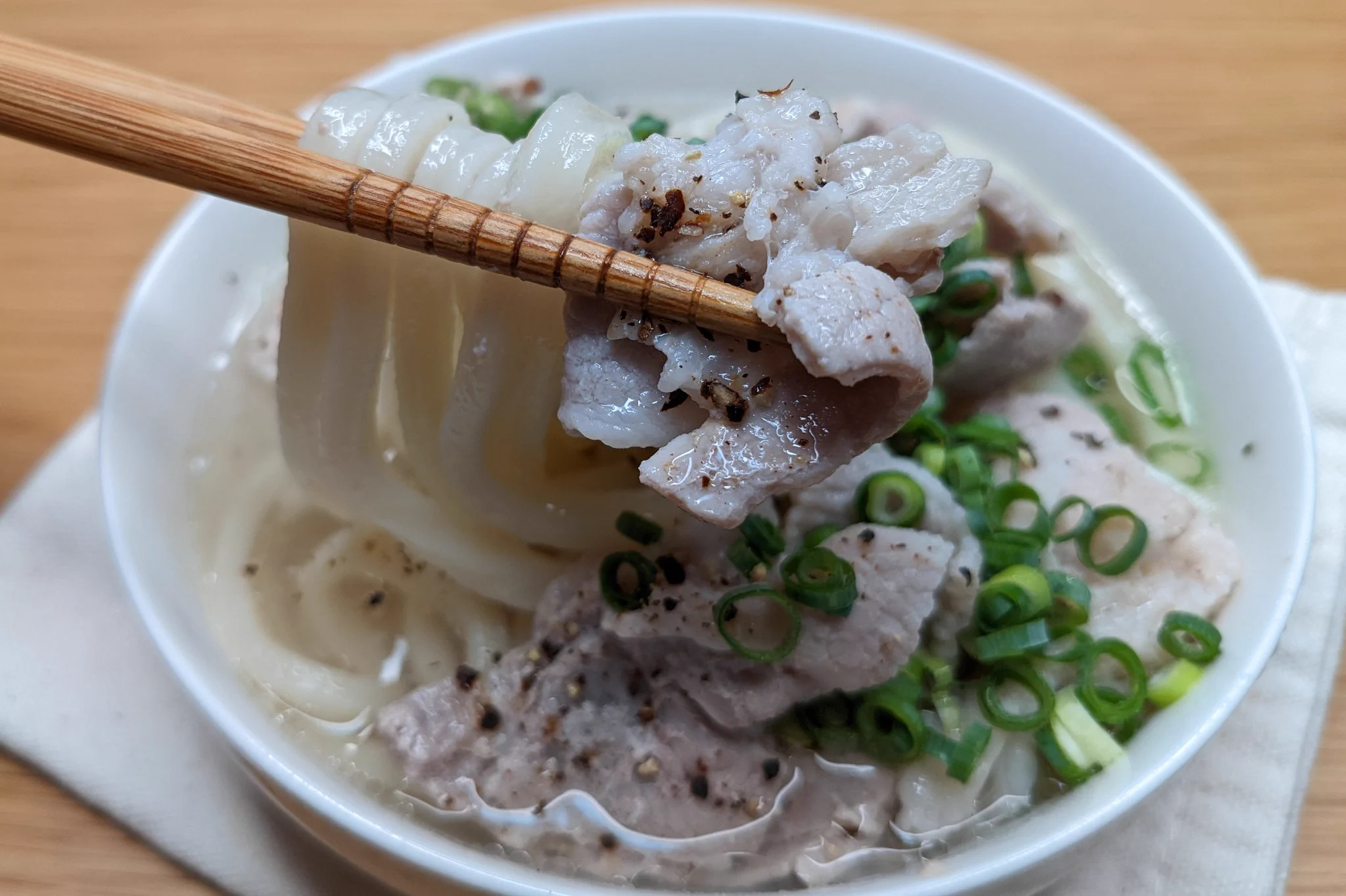 やはり冷凍うどんは最強！レンジで簡単「豚こまねぎ塩うどん」。