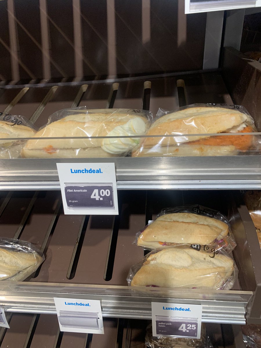 IntheBunks's tweet photo. @albertheijn in ahtogo Utrecht CS. Ongekoelde vitrine met broodjes filet americain. Medewerker haalde schouders op🙄#voedselvergiftiging #ah #albertheijn #lekkerhoorbroodjebacterie https://t.co/RlbGKOsgMm