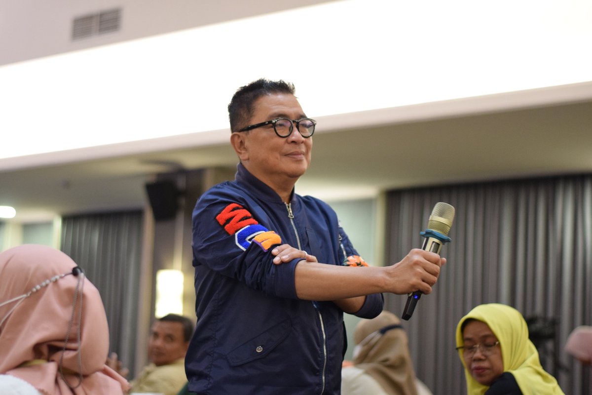 MadiazRoby's tweet photo. Acara nasional yang diadakan oleh cah-cah enom, tapi peduli karo masadepan akhlak dan moral generasi peneruse.
Sing butuh pelatihan tidak hanya anak sekolahan tok, tapi para Guru juga. #TeacherMasterClass @helmyyahya #SelamanyaGaruda Bakti untuk negeri. https://t.co/2cQ34Mgv26