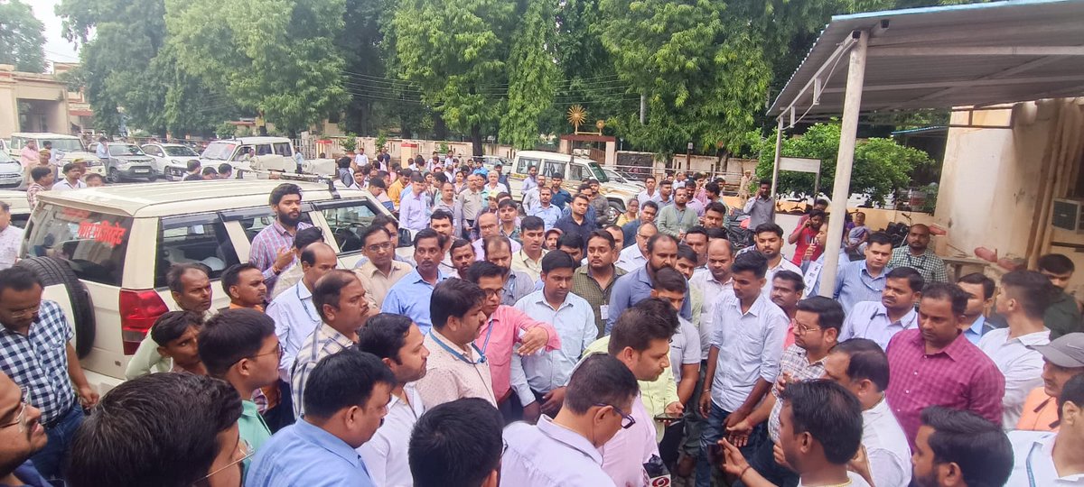 yk_rajeshwar's tweet photo. Due to the failure of Hardoi police, the criminal is roaming freely.

This is injustice to the banker colleagues and the law and order is being openly flouted.
#justiceforbankermanish 

@myogiadityanath @dgpup @dmhardoi @BOIOAMediaUPUTT @DFS_India @RBI @ABPNews @SunilKu92687431 https://t.co/ld1uaet9gk