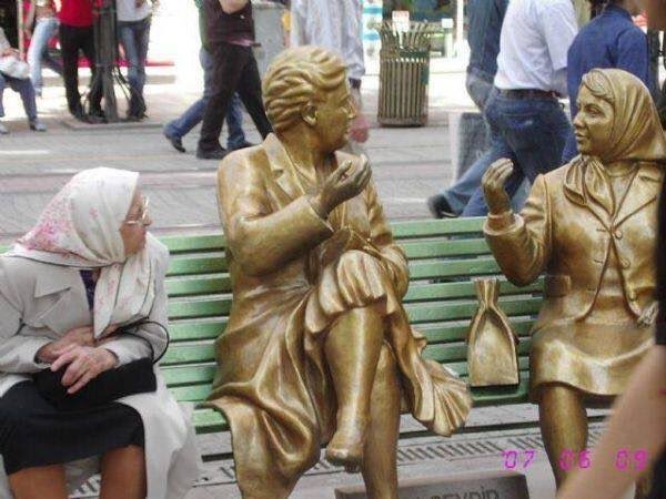Ahmetydn41's tweet photo. Feyza ve Gamze hangi yemeği sipariş verelim diye tartışırken pırasa siparişi veren Ceren onları izliyor #kpss2022 https://t.co/6UDaE6Qj8n