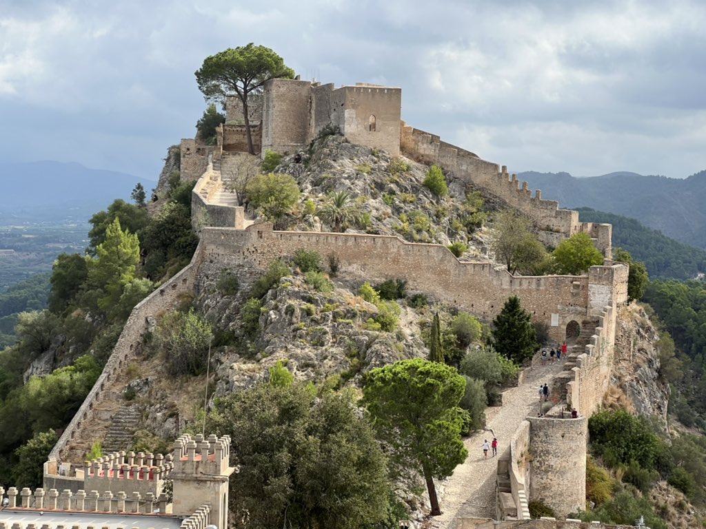 elPachinko's tweet photo. 🏰 Imprescindible la vista al Castillo de Xàtiva, uno de los más espectaculares del Mediterráneo y que ya tuvo protagonismo durante las campañas de Aníbal y el periodo de Al-Ándalus 🔝🔝🔝 También tiene las mejores vistas panorámicas de Xàtiva 

#ViveLaCostera @TurismeCostera https://t.co/coXjR5BU5k