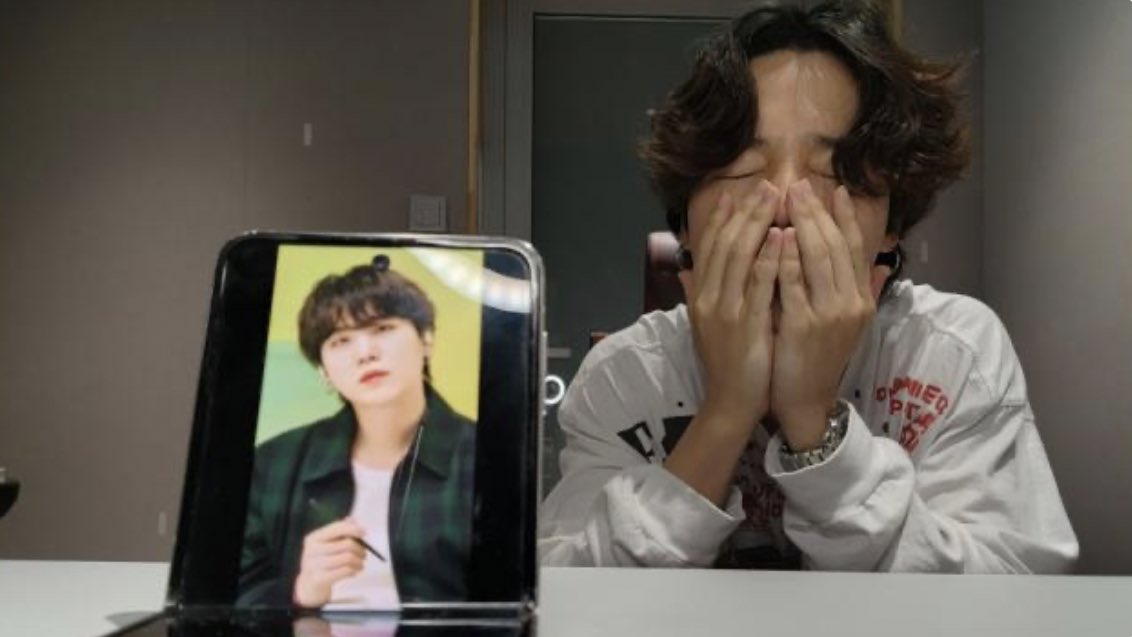 btsaresevennn's tweet photo. — [📝] Traducción completa del Weverse Live de #JIMIN “Estoy aquí😊” + la traducción de los comentarios de #V! https://t.co/rqnlyJSUtK