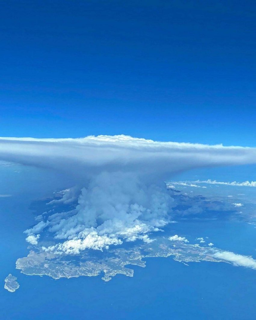 WeermanMichael's tweet photo. Opname vanuit de flightdeck op een gigantisch onweerscomplex boven Mallorca. Er viel binnen 1 uur lokaal  130mm regen☔️☔️😬 via MeteoPyrenees / FO Blanco https://t.co/N0kIOu9W1o