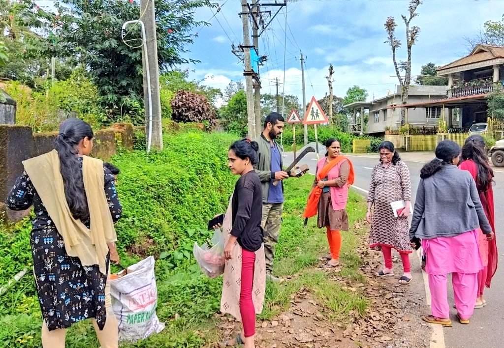ZP_Kodagu's tweet photo. ಕೊಡಗು ಜಿಲ್ಲೆಯಲ್ಲಿ ನಡೆಯುತ್ತಿರುವ "ಸ್ವಚ್ಛತೆಯೇ ಸೇವೆ" #SwachhataHiSeva2022 ಕಾರ್ಯಕ್ರಮದ ಒಂದು ಝಲಕ್.
#RDPR #RDWSD #Kodagu #SwachhBharathMission #SwachhBharat #Shramadhan @gokRDPR @RDPR_Karnataka @SBMGramin @KodaguVarthe @swachhbharat @mygovindia @Swachhkranti @ShramdaanBharat https://t.co/UUkGPAOB8w