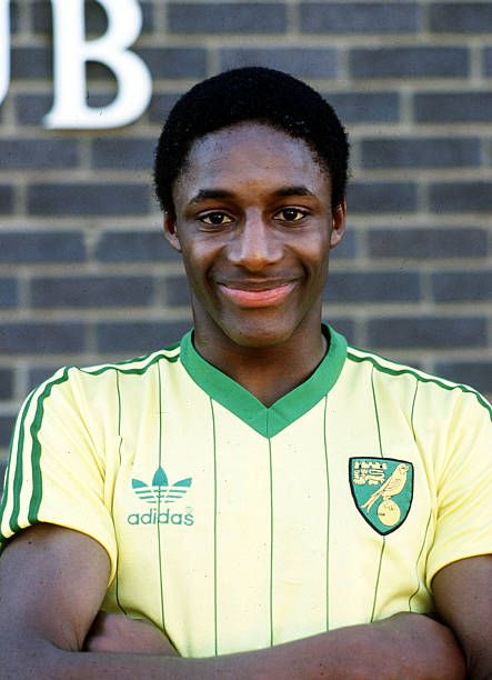 Happy 60th birthday to former striker *John Fashanu*.
7 games & 1 goal (1981-82).
His brother was better.. 